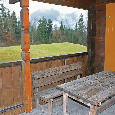 木屋 In Near Slopes *